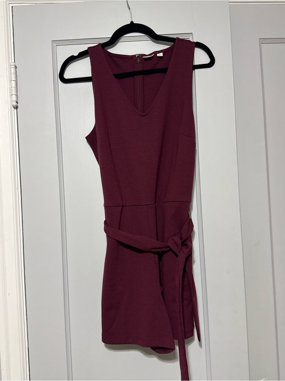 GAP Sleeveless V-Neck Belted Rikper in Wine